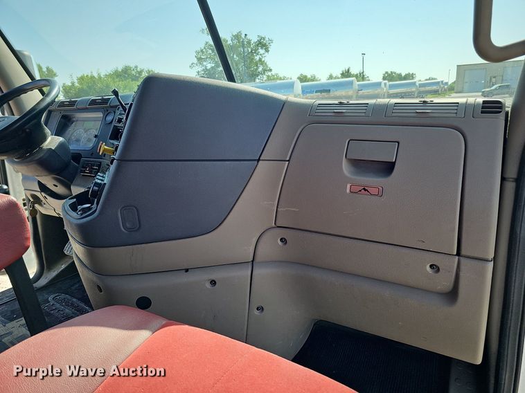 image for item DO2817 2016 Freightliner Cascadia  semi truck