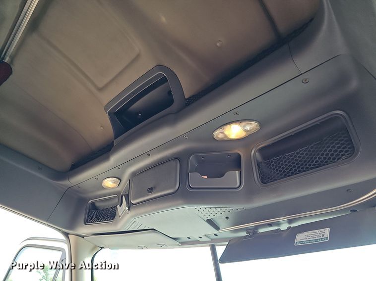 image for item DO2817 2016 Freightliner Cascadia  semi truck