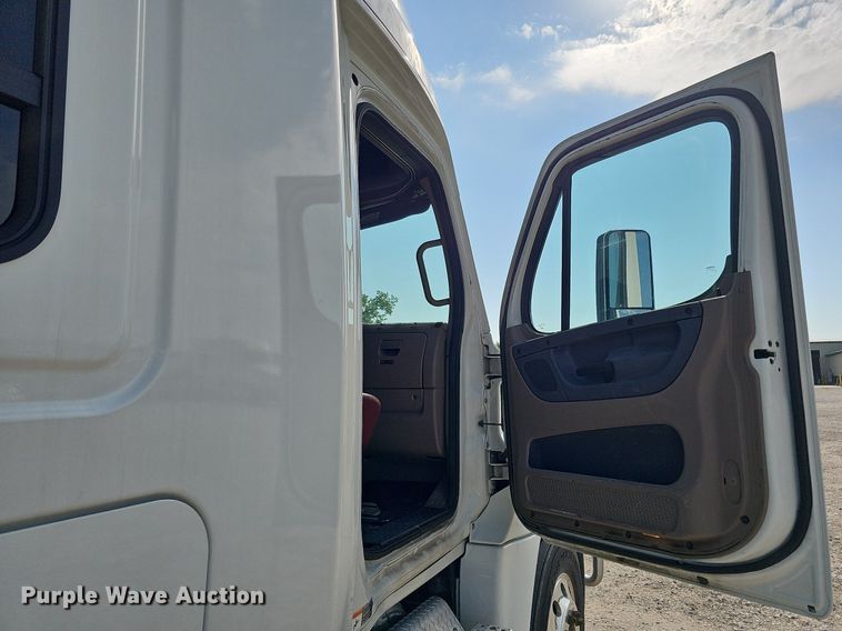 image for item DO2817 2016 Freightliner Cascadia  semi truck