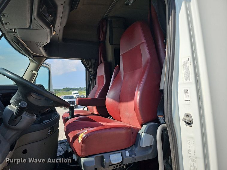 image for item DO2817 2016 Freightliner Cascadia  semi truck