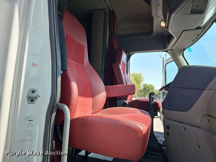 image for item DO2817 2016 Freightliner Cascadia  semi truck