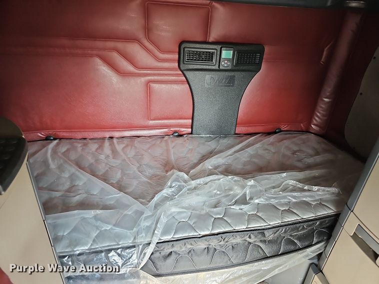 image for item DO2817 2016 Freightliner Cascadia  semi truck