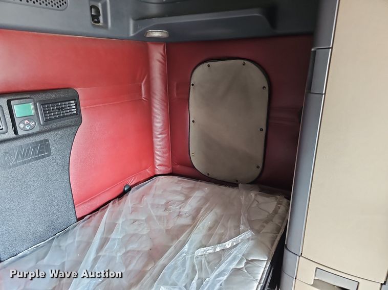 image for item DO2817 2016 Freightliner Cascadia  semi truck