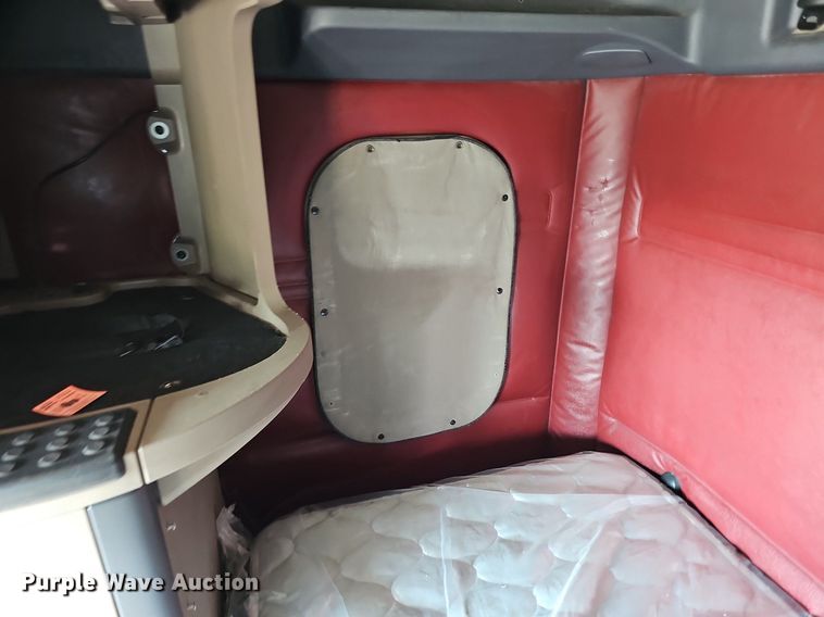 image for item DO2817 2016 Freightliner Cascadia  semi truck