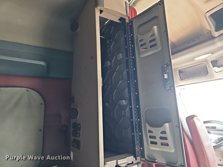 image for item DO2817 2016 Freightliner Cascadia  semi truck