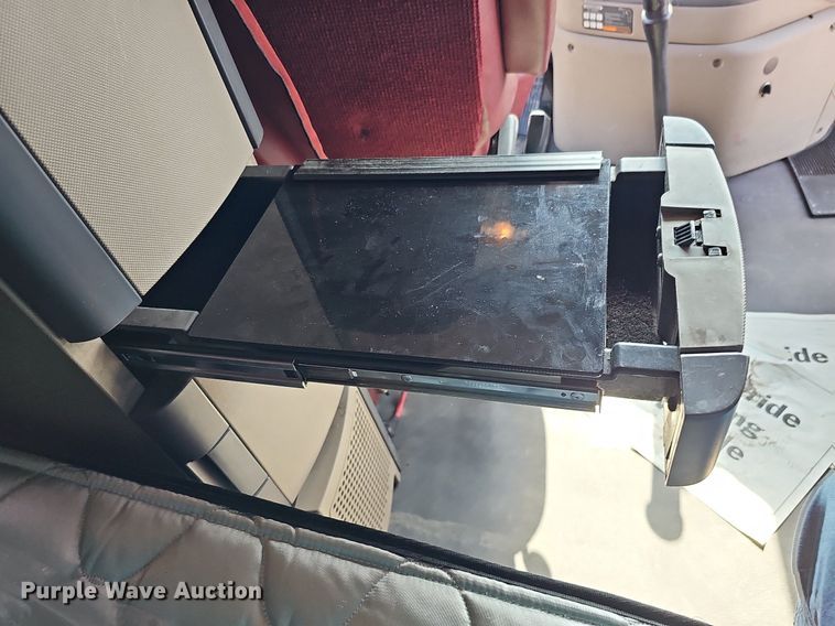 image for item DO2817 2016 Freightliner Cascadia  semi truck