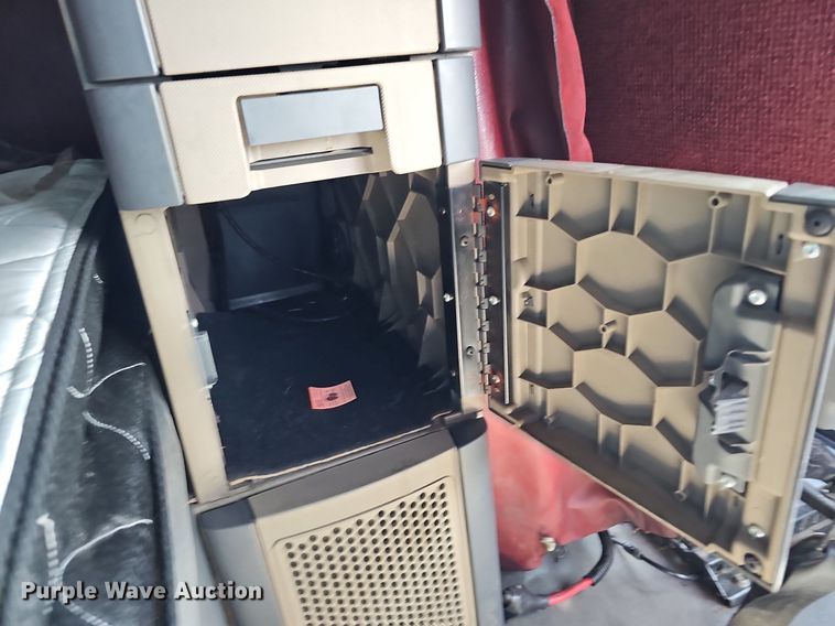 image for item DO2817 2016 Freightliner Cascadia  semi truck