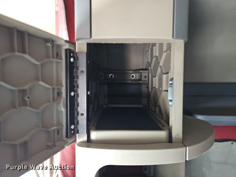 image for item DO2817 2016 Freightliner Cascadia  semi truck