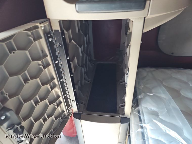 image for item DO2817 2016 Freightliner Cascadia  semi truck