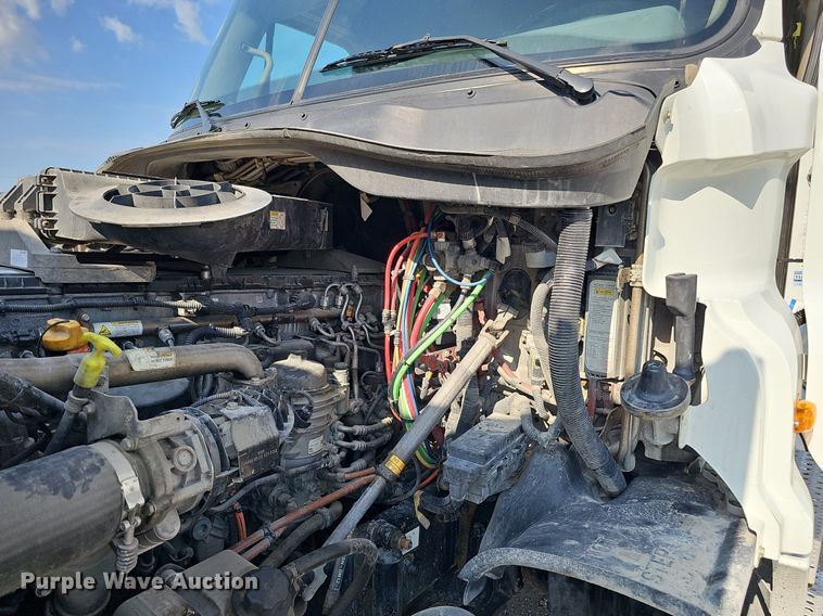 image for item DO2817 2016 Freightliner Cascadia  semi truck