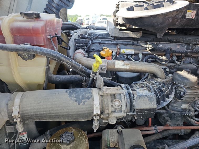 image for item DO2817 2016 Freightliner Cascadia  semi truck