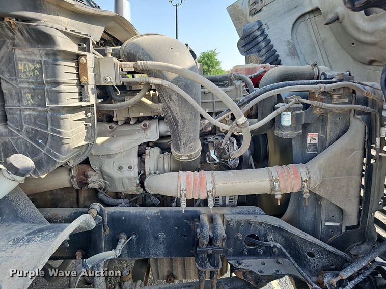 image for item DO2817 2016 Freightliner Cascadia  semi truck