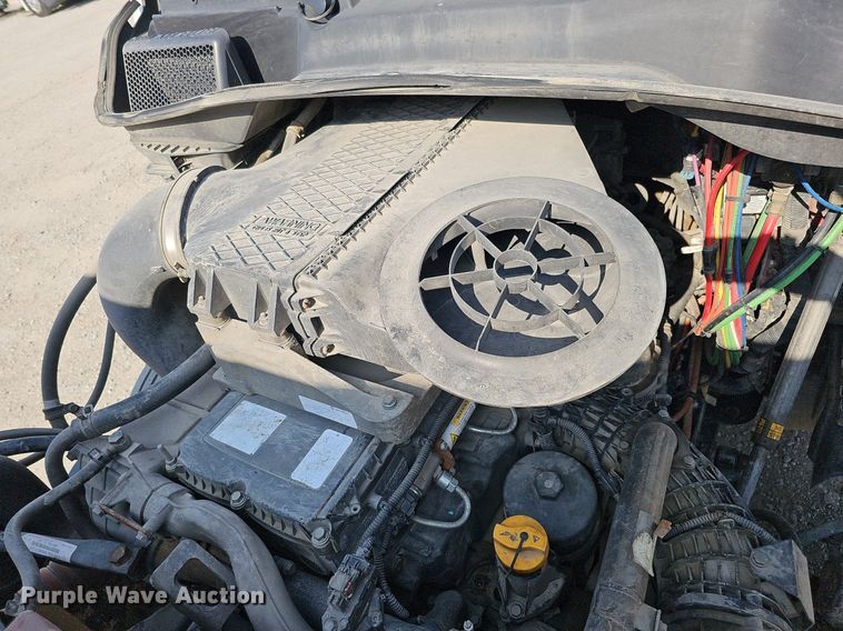 image for item DO2817 2016 Freightliner Cascadia  semi truck