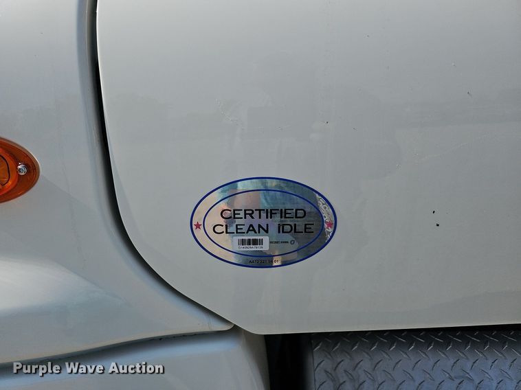 image for item DO2817 2016 Freightliner Cascadia  semi truck