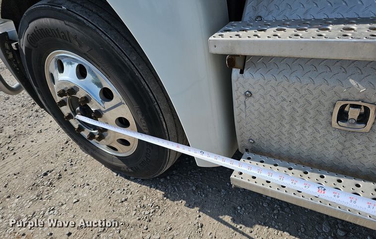 image for item DO2817 2016 Freightliner Cascadia  semi truck