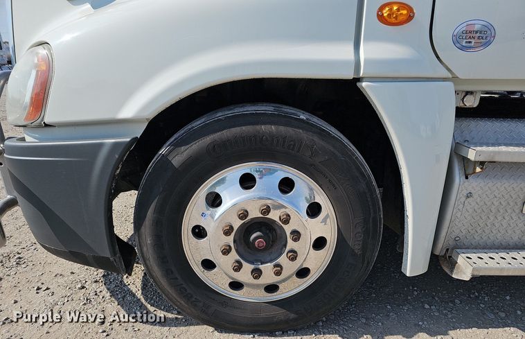 image for item DO2817 2016 Freightliner Cascadia  semi truck