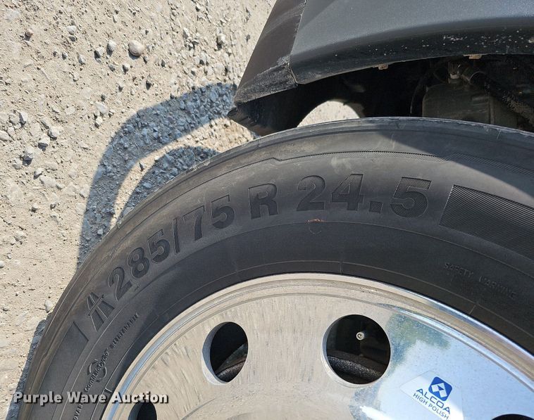 image for item DO2817 2016 Freightliner Cascadia  semi truck