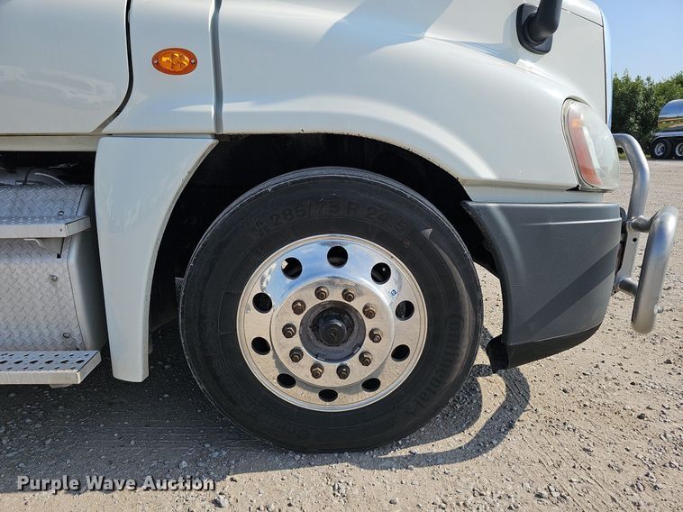 image for item DO2817 2016 Freightliner Cascadia  semi truck