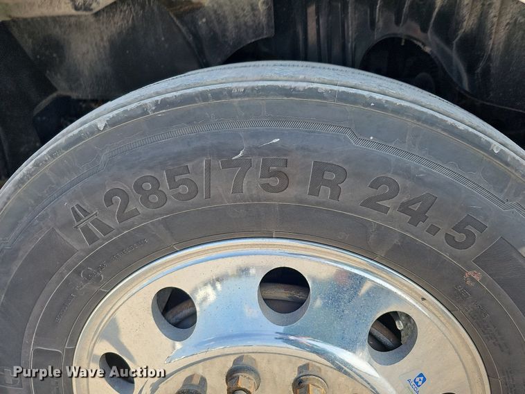 image for item DO2817 2016 Freightliner Cascadia  semi truck