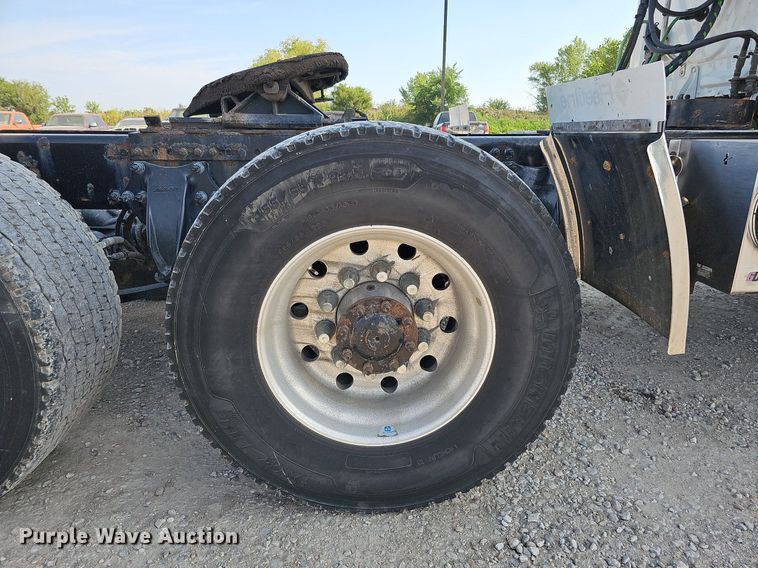 image for item DO2817 2016 Freightliner Cascadia  semi truck