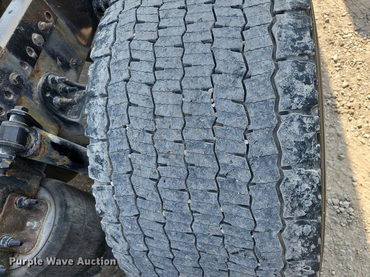 image for item DO2817 2016 Freightliner Cascadia  semi truck