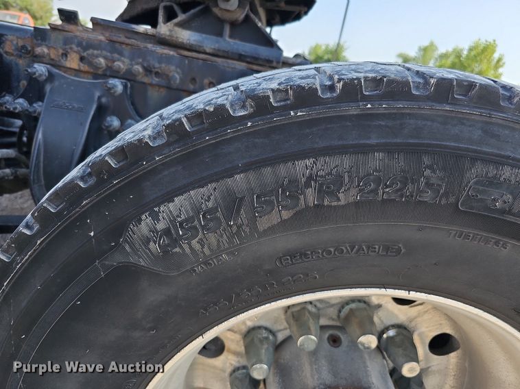 image for item DO2817 2016 Freightliner Cascadia  semi truck