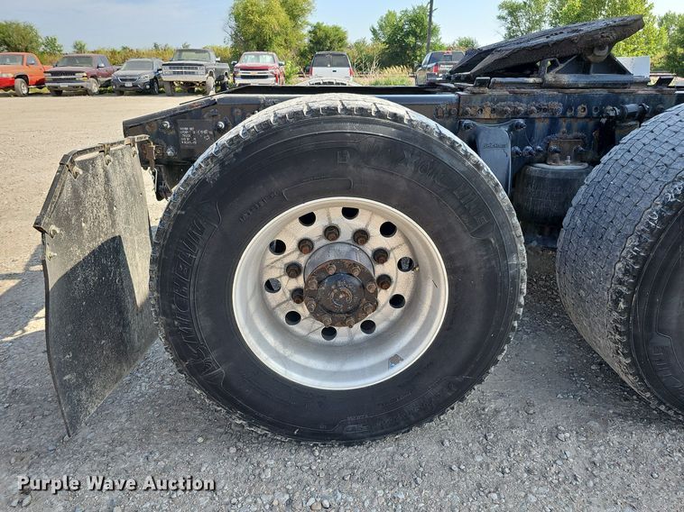 image for item DO2817 2016 Freightliner Cascadia  semi truck