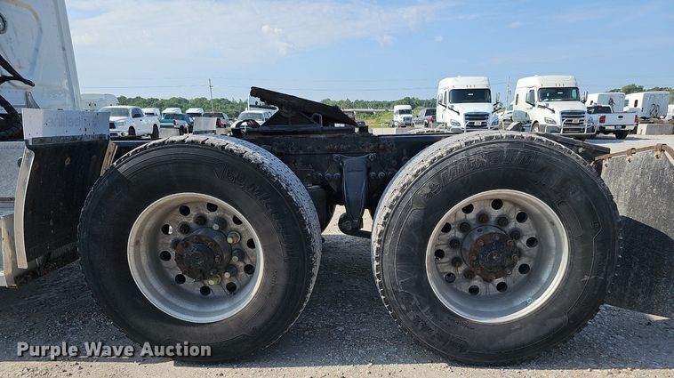 image for item DO2817 2016 Freightliner Cascadia  semi truck