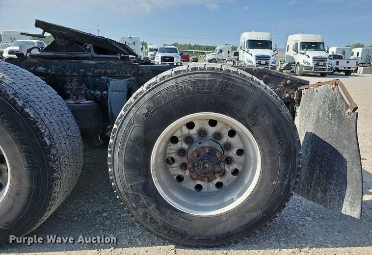 image for item DO2817 2016 Freightliner Cascadia  semi truck