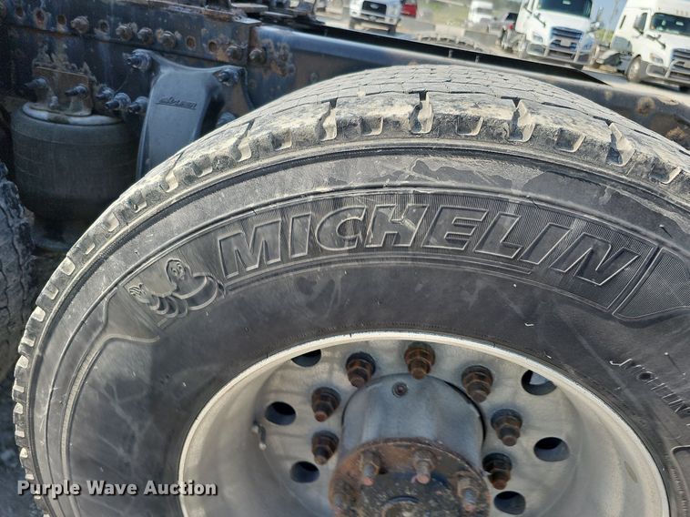 image for item DO2817 2016 Freightliner Cascadia  semi truck