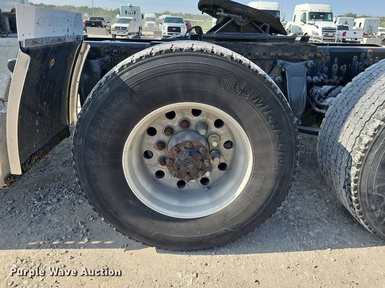 image for item DO2817 2016 Freightliner Cascadia  semi truck