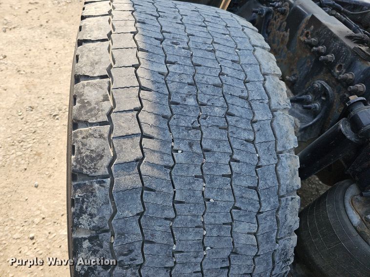 image for item DO2817 2016 Freightliner Cascadia  semi truck