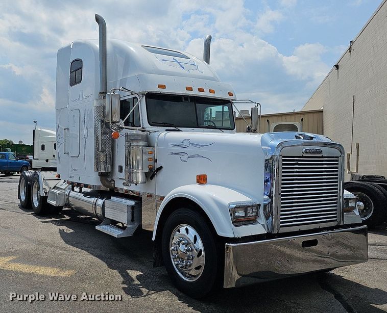 image for item DO2821 1999 Freightliner FLD120  semi truck