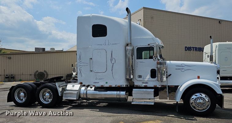 image for item DO2821 1999 Freightliner FLD120  semi truck