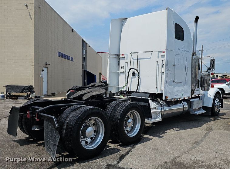 image for item DO2821 1999 Freightliner FLD120  semi truck