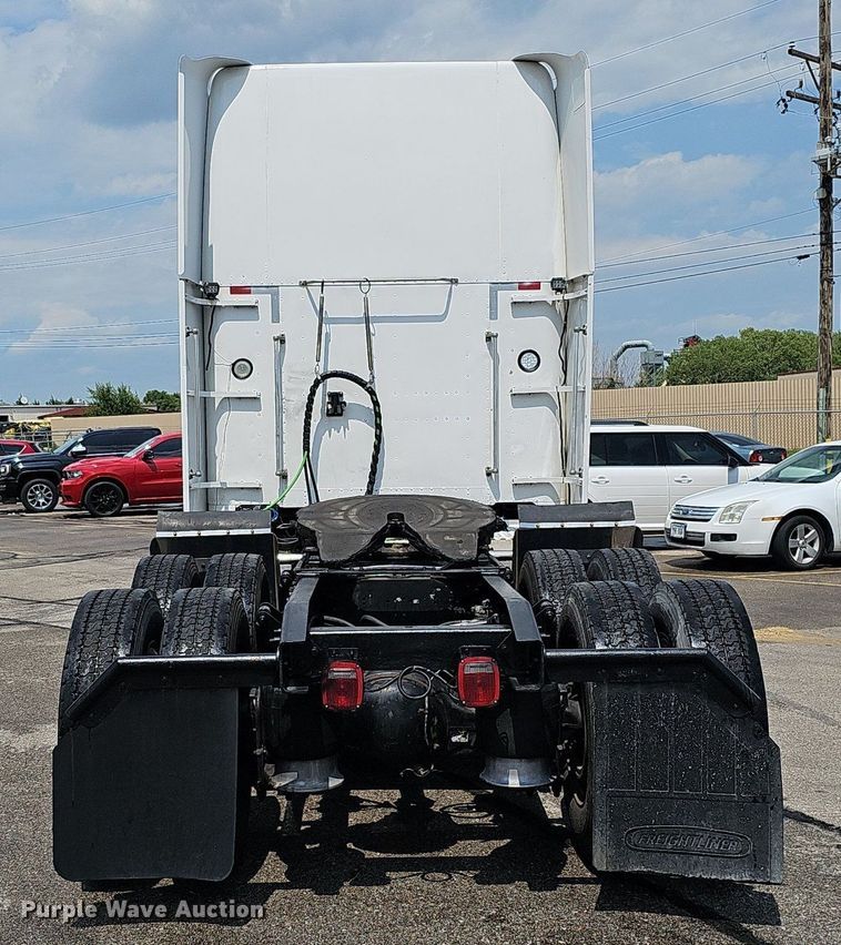 image for item DO2821 1999 Freightliner FLD120  semi truck