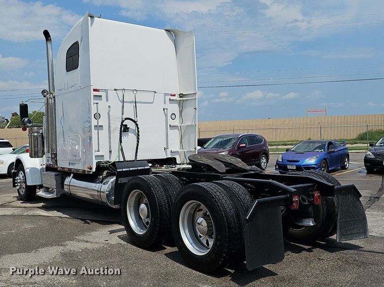 image for item DO2821 1999 Freightliner FLD120  semi truck