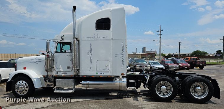 image for item DO2821 1999 Freightliner FLD120  semi truck