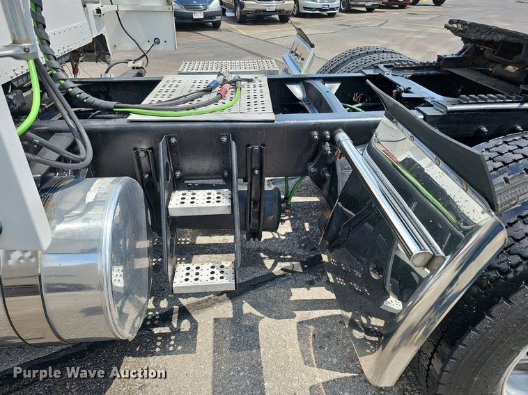 image for item DO2821 1999 Freightliner FLD120  semi truck