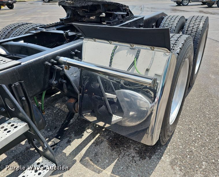 image for item DO2821 1999 Freightliner FLD120  semi truck