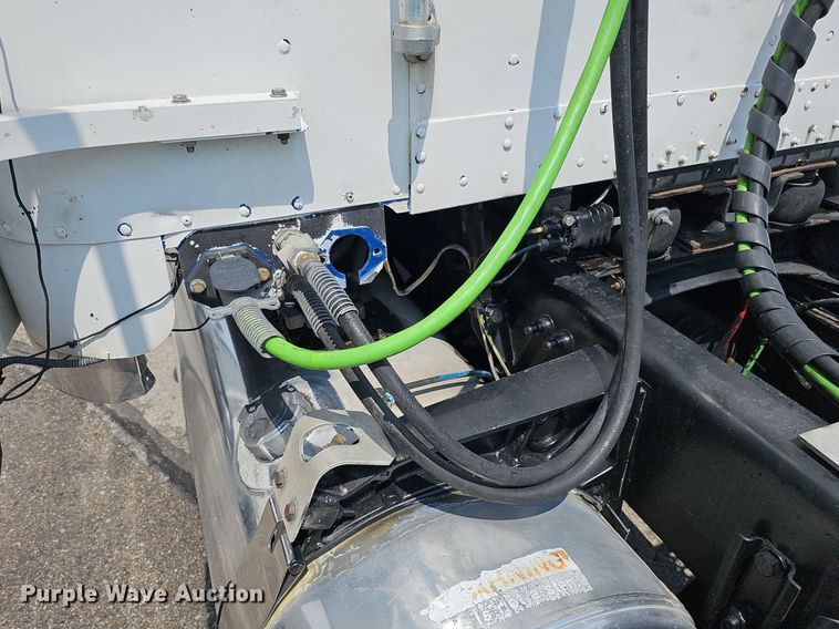 image for item DO2821 1999 Freightliner FLD120  semi truck