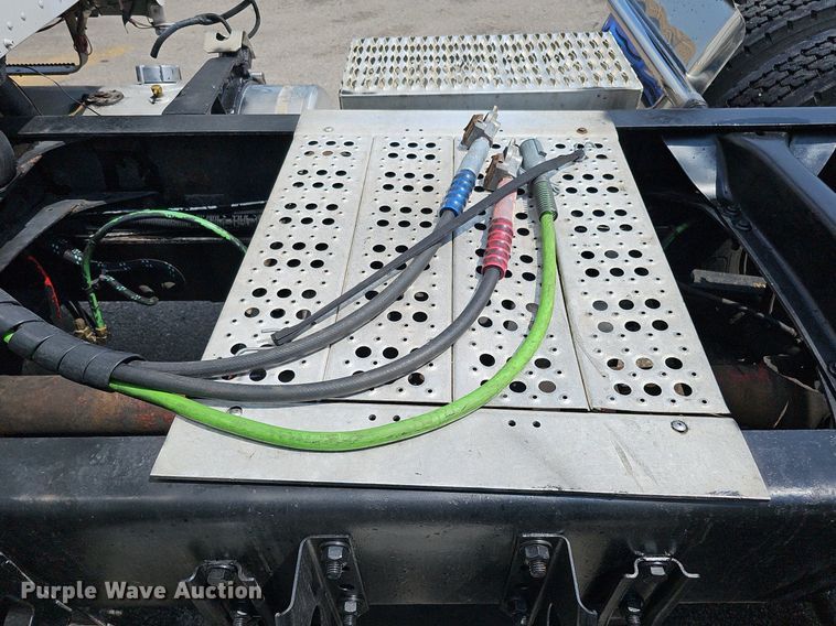 image for item DO2821 1999 Freightliner FLD120  semi truck