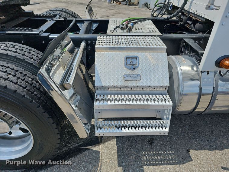 image for item DO2821 1999 Freightliner FLD120  semi truck