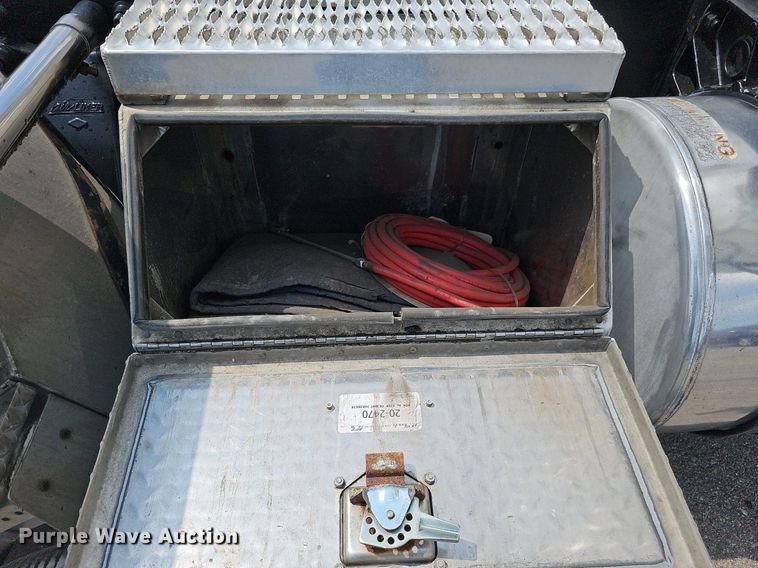 image for item DO2821 1999 Freightliner FLD120  semi truck