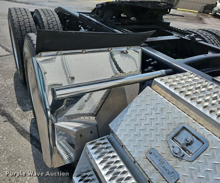 image for item DO2821 1999 Freightliner FLD120  semi truck