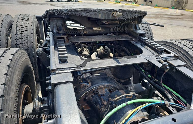 image for item DO2821 1999 Freightliner FLD120  semi truck