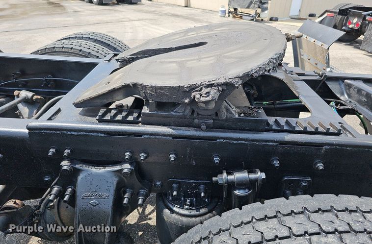 image for item DO2821 1999 Freightliner FLD120  semi truck