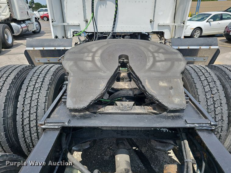 image for item DO2821 1999 Freightliner FLD120  semi truck