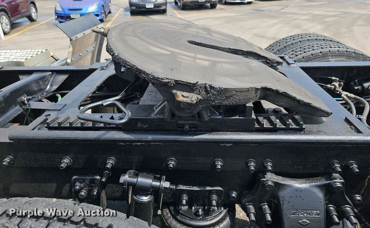 image for item DO2821 1999 Freightliner FLD120  semi truck