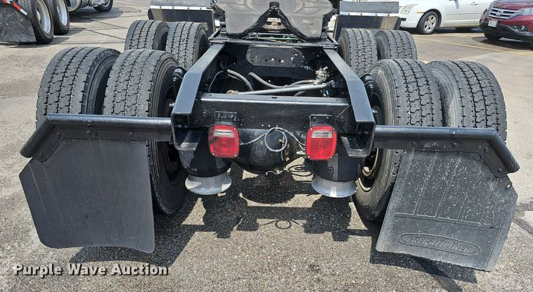 image for item DO2821 1999 Freightliner FLD120  semi truck